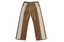 Load image into Gallery viewer, 極美品 FEAR OF GOD フィアオブゴッド SIDE STRIPE FORUM PANT サイド ストライプ フォルム パンツ ベロア 139190 キャメル 中古 4c072556