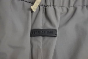 極美品 FEAR OF GOD フィア オブ ゴッド ナイロンパンツ サイズM ドローストリング グレー ロゴパッチ サイドジップ 中古 4c072558