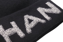 Load image into Gallery viewer, 極美品 CHANEL シャネル ビーニー ニットキャップ ニット帽 ロゴ ブラック ホワイト ウール カシミヤ 中古 4c072693