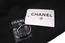 Load image into Gallery viewer, 極美品 CHANEL シャネル ビーニー ニットキャップ ニット帽 ロゴ ブラック ホワイト ウール カシミヤ 中古 4c072693