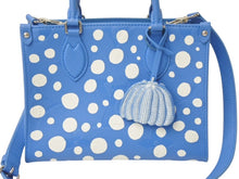 画像をギャラリービューアに読み込む, 極美品 LOUIS VUITTON ルイヴィトン オンザゴーPM 2wayバッグ 草間彌生 モノグラムアンプラント M46424 ブルー ホワイト 中古 4c072846