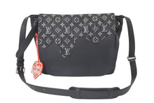 画像をギャラリービューアに読み込む, 極美品 LOUIS VUITTON ルイヴィトン NIGOコラボ ブサス トーキョー ショルダーバッグ モノグラムドリップ M45971 ブラック 中古 4c072863