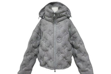 Load image into Gallery viewer, 極美品 LOUIS VUITTON ルイヴィトン ヴァージル ダウンジャケット ボーイフッド パファーHHK72EUY5 サイズ46 カシミヤ グレー 中古 4c072886