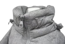 Load image into Gallery viewer, 極美品 LOUIS VUITTON ルイヴィトン ヴァージル ダウンジャケット ボーイフッド パファーHHK72EUY5 サイズ46 カシミヤ グレー 中古 4c072886