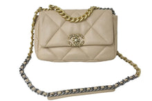 Load image into Gallery viewer, 極美品 CHANEL シャネル19 2WAYシングルフラップマトラッセチェーンショルダーバッグ 30番台 ラムスキン ベージュ ゴールド 中古 4c073031