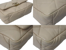 Load image into Gallery viewer, 極美品 CHANEL シャネル19 2WAYシングルフラップマトラッセチェーンショルダーバッグ 30番台 ラムスキン ベージュ ゴールド 中古 4c073031