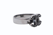 Load image into Gallery viewer, CHANEL シャネル ココマーク リング 指輪 重量約4g 09P刻印 サイズ10号 ラインストーン メタル シルバー ブラック 美品 中古 4c073137