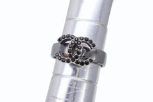 Load image into Gallery viewer, CHANEL シャネル ココマーク リング 指輪 重量約4g 09P刻印 サイズ10号 ラインストーン メタル シルバー ブラック 美品 中古 4c073137