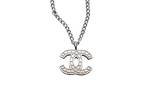 Load image into Gallery viewer, CHANEL シャネル ココマーク ネックレス シルバー メタル シルバー金具 ロゴ アクセサリー ジュエリー 05V 6g 美品 中古 4c073165