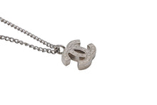 Load image into Gallery viewer, CHANEL シャネル ココマーク ネックレス シルバー メタル シルバー金具 ロゴ アクセサリー ジュエリー 05V 6g 美品 中古 4c073165