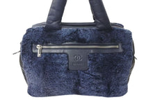 Load image into Gallery viewer, 極美品 CHANEL シャネル コココクーン トートバッグ 14番台 ココマーク キルティング レザー ファー ネイビー シルバー金具 中古 4c073180