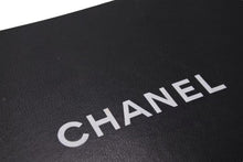 Load image into Gallery viewer, 新品未使用 CHANEL シャネル イヤーマフ ココマーク 耳あて サイドロゴ ブラック 箱付き 中古 4c073194