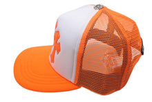 画像をギャラリービューアに読み込む, 新品未使用 CHROME HEARTS クロムハーツ トラッカーキャップ CHクロスパッチ ONE SIZE メッシュ オレンジ シルバー925 中古 4c073222