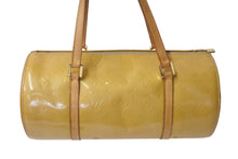 Load image into Gallery viewer, LOUIS VUITTON ルイヴィトン ベッドフォード ハンドバッグ M91329 モノグラムヴェルニ 筒型 ゴールド金具 ベージュ 中古 4c073246