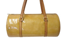 Load image into Gallery viewer, LOUIS VUITTON ルイヴィトン ベッドフォード ハンドバッグ M91329 モノグラムヴェルニ 筒型 ゴールド金具 ベージュ 中古 4c073246
