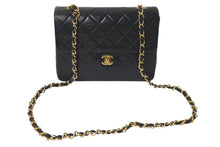 Load image into Gallery viewer, 極美品 CHANEL シャネル 縦長 15cm ミニマトラッセ20 チェーンショルダーバッグ 1番台 ラムスキン ブラック ゴールド 中古 4c073341