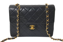 Load image into Gallery viewer, 極美品 CHANEL シャネル 縦長 15cm ミニマトラッセ20 チェーンショルダーバッグ 1番台 ラムスキン ブラック ゴールド 中古 4c073341