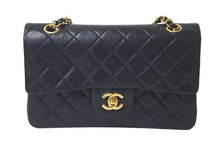 Load image into Gallery viewer, 極美品 CHANEL シャネル マトラッセ23 Wフラップ チェーン ショルダーバッグ ラムスキン1番台 ブラック ゴールド金具 中古 4c073342