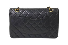 Load image into Gallery viewer, 極美品 新型 CHANEL シャネル マトラッセ25 Wフラップ Wチェーンショルダーバッグ ココマーク 6番台 ラムスキン ブラック ゴールド 中古 4c073380