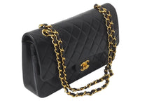 Load image into Gallery viewer, 極美品 新型 CHANEL シャネル マトラッセ25 Wフラップ Wチェーンショルダーバッグ ココマーク 6番台 ラムスキン ブラック ゴールド 中古 4c073380