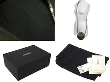 Load image into Gallery viewer, 新品未使用 CHANEL シャネル ショルダーバッグ チェーン 19 ココマーク ラムスキン ラウンド型 カーキ ゴールド金具 中古 4c073384