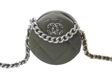 Load image into Gallery viewer, 新品未使用 CHANEL シャネル ショルダーバッグ チェーン 19 ココマーク ラムスキン ラウンド型 カーキ ゴールド金具 中古 4c073384