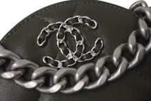 Load image into Gallery viewer, 新品未使用 CHANEL シャネル ショルダーバッグ チェーン 19 ココマーク ラムスキン ラウンド型 カーキ ゴールド金具 中古 4c073384