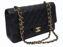 Load image into Gallery viewer, 極美品 CHANEL シャネル ショルダーバッグ マトラッセ25 キャビアスキン ダブルフラップ ブラック ゴールド金具 8番台 A01112 中古 4c073392