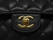 Load image into Gallery viewer, 極美品 CHANEL シャネル ショルダーバッグ マトラッセ25 キャビアスキン ダブルフラップ ブラック ゴールド金具 8番台 A01112 中古 4c073392