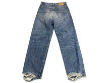Load image into Gallery viewer, 極美品 BALENCIAGA バレンシアガ LOOSE FIT JEANS ルーズフィットジーンズ 736540 サイズXS インディゴブルー ダメージ加工 中古 4c073409