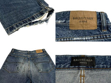 Load image into Gallery viewer, 極美品 BALENCIAGA バレンシアガ LOOSE FIT JEANS ルーズフィットジーンズ 736540 サイズXS インディゴブルー ダメージ加工 中古 4c073409