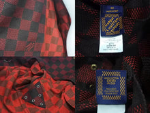 画像をギャラリービューアに読み込む, 新品同様 LOUIS VUITTON ルイヴィトン 24SS ダミエ ユーティリティ コート レッド RM241 HRK HQC90E ロゴ アウター ゴールド金具 サイズ60 中古 4c073414