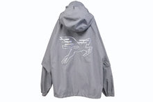 画像をギャラリービューアに読み込む, 新品同様 LOUIS VUITTON ルイヴィトン 19AW ウィズ フラッグ パッチ ウィンドブレーカー フルジップ ジャケット グレー RM192 PUO HHB99W サイズ52 中古 4c073416