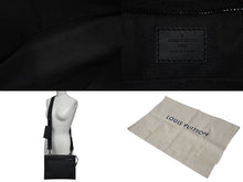 Load image into Gallery viewer, LOUIS VUITTON ルイヴィトン テイクオフ メッセンジャー PM ショルダーバッグ M24769 LVアエログラム ブラック 美品 中古 4c073480