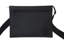 Load image into Gallery viewer, LOUIS VUITTON ルイヴィトン テイクオフ メッセンジャー PM ショルダーバッグ M24769 LVアエログラム ブラック 美品 中古 4c073480