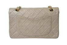 Load image into Gallery viewer, CHANEL シャネル マトラッセ 23 Wチェーンショルダーバッグ Wフラップ 2番台 ラムスキン ココマーク ベージュ ゴールド金具 美品 中古 4c073482