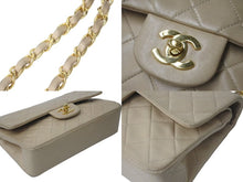 Load image into Gallery viewer, CHANEL シャネル マトラッセ 23 Wチェーンショルダーバッグ Wフラップ 2番台 ラムスキン ココマーク ベージュ ゴールド金具 美品 中古 4c073482