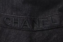 Load image into Gallery viewer, 極美品 CHANEL シャネル バケットハット 帽子 サイズM ロゴ刺繍 ブラック デニム コットン 中古 4c073492