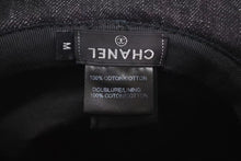 Load image into Gallery viewer, 極美品 CHANEL シャネル バケットハット 帽子 サイズM ロゴ刺繍 ブラック デニム コットン 中古 4c073492