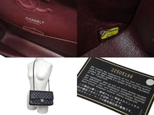 Load image into Gallery viewer, 極美品 CHANEL シャネル ショルダーバッグ マトラッセ25 キャビアスキン ダブルフラップ ブラック シルバー金具 22番台 A01112 中古 4c073527
