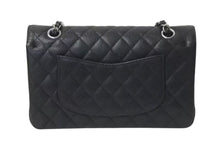 Load image into Gallery viewer, 極美品 CHANEL シャネル ショルダーバッグ マトラッセ25 キャビアスキン ダブルフラップ ブラック シルバー金具 22番台 A01112 中古 4c073527