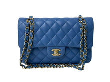 Load image into Gallery viewer, 極美品 CHANEL シャネル マトラッセ23 Wフラップ チェーン ショルダーバッグ ラムスキン27番台 ブルー ゴールド金具 中古 4c073604