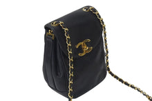 Load image into Gallery viewer, CHANEL シャネル ココマーク ショルダーバッグ 斜め掛けバッグ 3番台 イタリア製 キャビアスキン ブラック ゴールド 美品 中古 4c073630