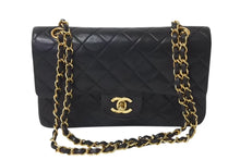 Load image into Gallery viewer, CHANEL シャネル マトラッセ23 Wフラップ チェーンショルダーバッグ ラムスキン 2番台 ブラック ゴールド金具 美品 中古 4c073639