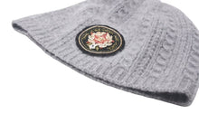 Load image into Gallery viewer, 極美品 CHANEL シャネル ニット ビーニー モスクワ グレー 帽子 ココマーク ワッペン カシミヤ 中古 4c073731