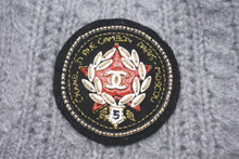 Load image into Gallery viewer, 極美品 CHANEL シャネル ニット ビーニー モスクワ グレー 帽子 ココマーク ワッペン カシミヤ 中古 4c073731