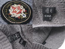 Load image into Gallery viewer, 極美品 CHANEL シャネル ニット ビーニー モスクワ グレー 帽子 ココマーク ワッペン カシミヤ 中古 4c073731