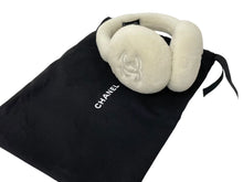Load image into Gallery viewer, 新品未使用 CHANEL シャネル イヤーマフ ホワイト ファー ココマーク 耳当て ロゴ 白 小物 中古 4c073781