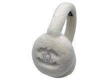 Load image into Gallery viewer, 新品未使用 CHANEL シャネル イヤーマフ ホワイト ファー ココマーク 耳当て ロゴ 白 小物 中古 4c073781