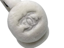 Load image into Gallery viewer, 新品未使用 CHANEL シャネル イヤーマフ ホワイト ファー ココマーク 耳当て ロゴ 白 小物 中古 4c073781